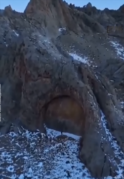 Pintu raksasa tersembunyi di pegunungan Dzungaria Alatau di Kazakhstan/Foto: tangkap layar Instagram